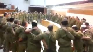 Vignette de la vidéo "חיילי צה"ל שרים: "עם הנצח לא מפחד מדרך ארוכה""