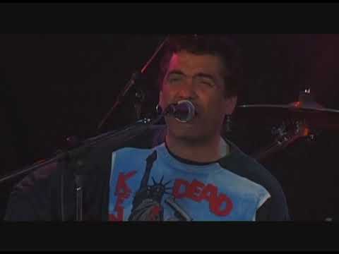 Watch the video for Un pueblo