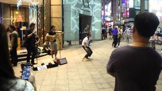 Street dance in Hong Kong. Уличный танец в Гонконге.