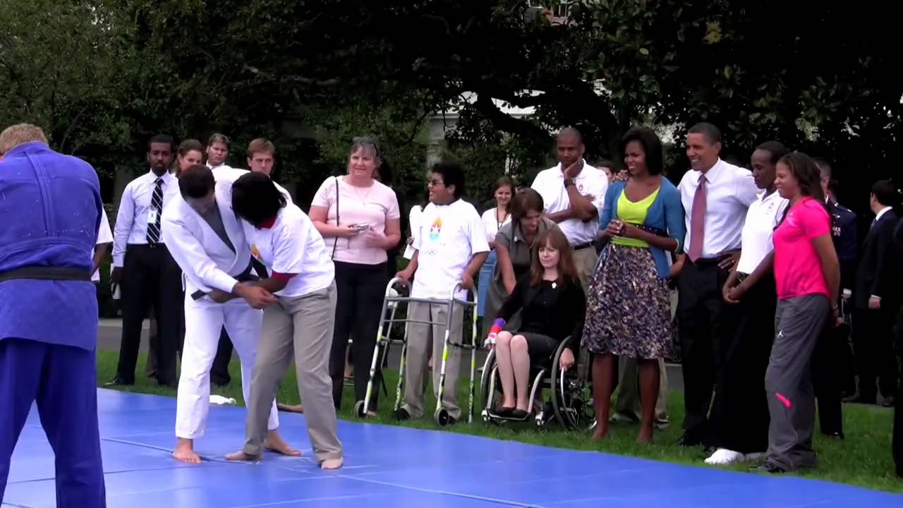 Barack and Michelle Obama Get a Judo Lesson - YouTube