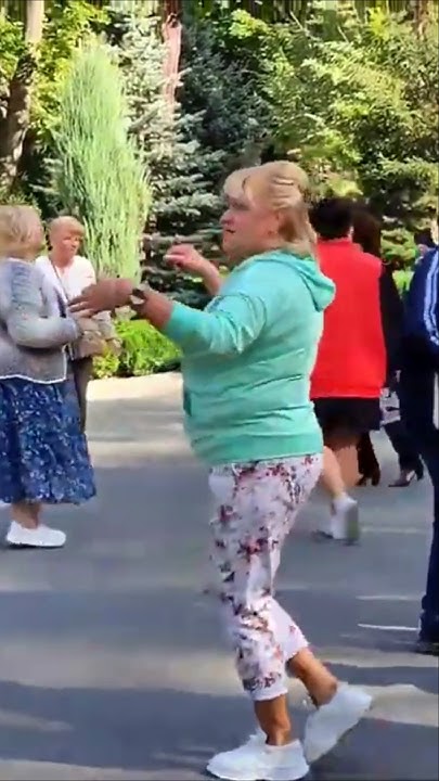 усик танцює
