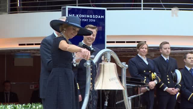 Koningin MÃ¡xima doopt cruiseschip Koningsdam