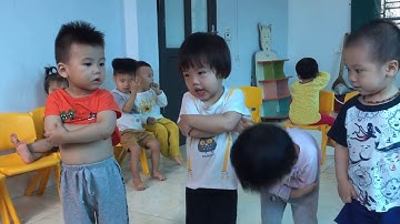 LỚP NHÀ TRẺ HỌC KỸ NĂNG CHÀO HỎI NGƯỜI LỚN.