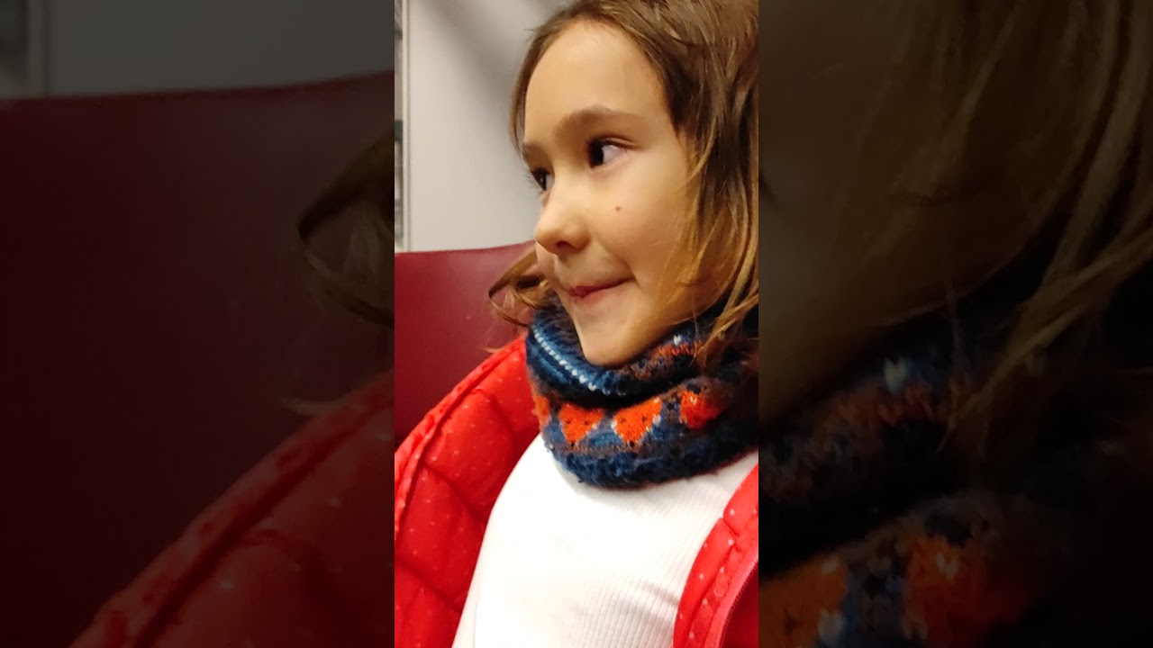 я веселюсь в траме и в поезде ???? - YouTube