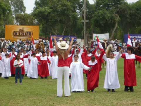 Coro de aldeas infantiles SOS junto a nios cantore...