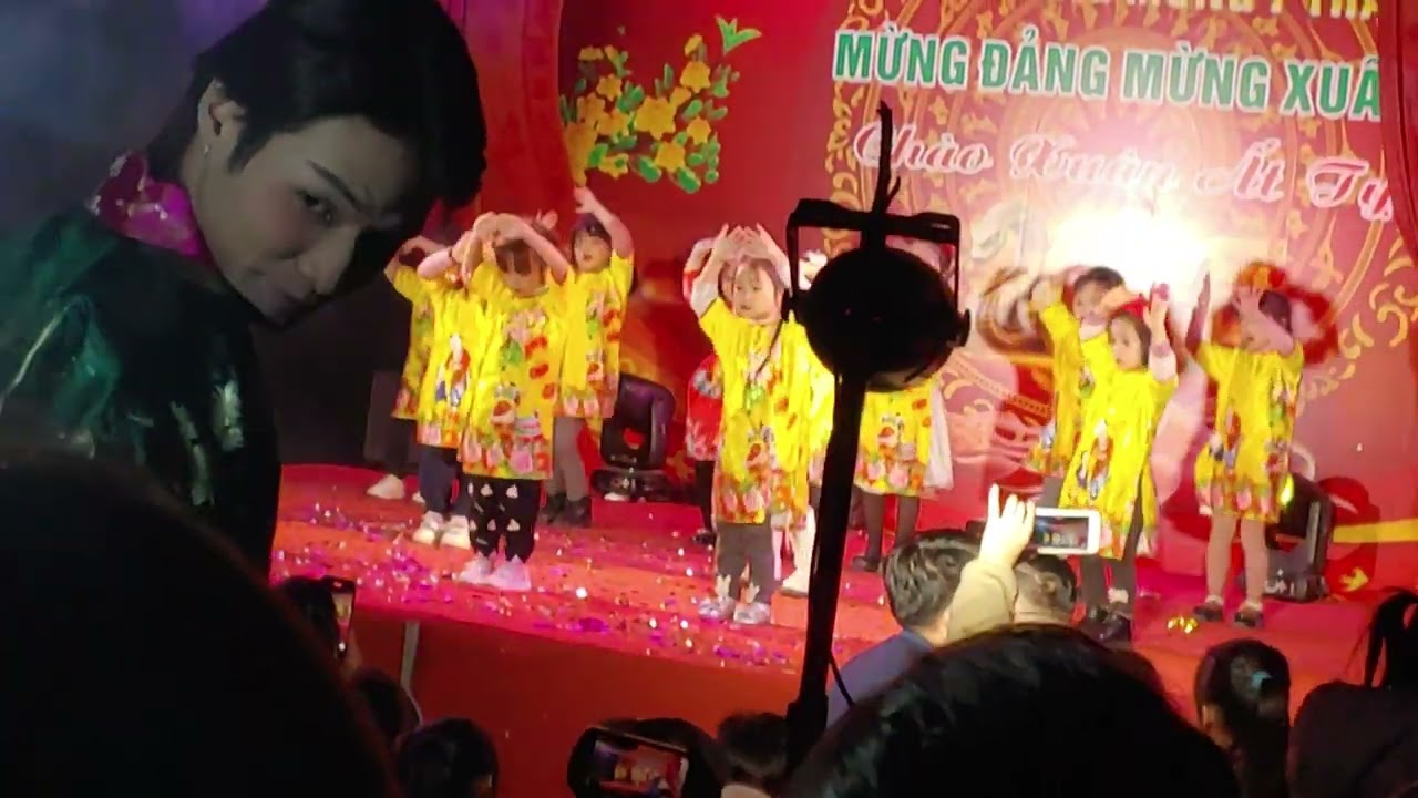 Đêm liên hoa văn nghệ lễ hội làng Mạch Kỳ 2025