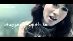 Tata Janeeta - Penipu Hati Official Video with Lyrics HD  - Durasi: 3:44. 