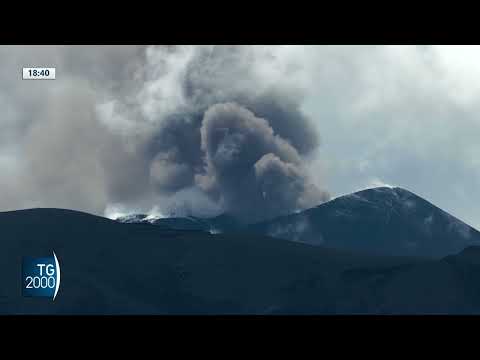 Video Etna, cenere blocca l'aeroporto di Catania. Voli sospesi fino alle 22