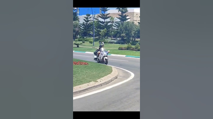 سيدة تذرف الدموع فىحا أثناء مرور الموكب الملكي ❤️🇲🇦. #المغرب