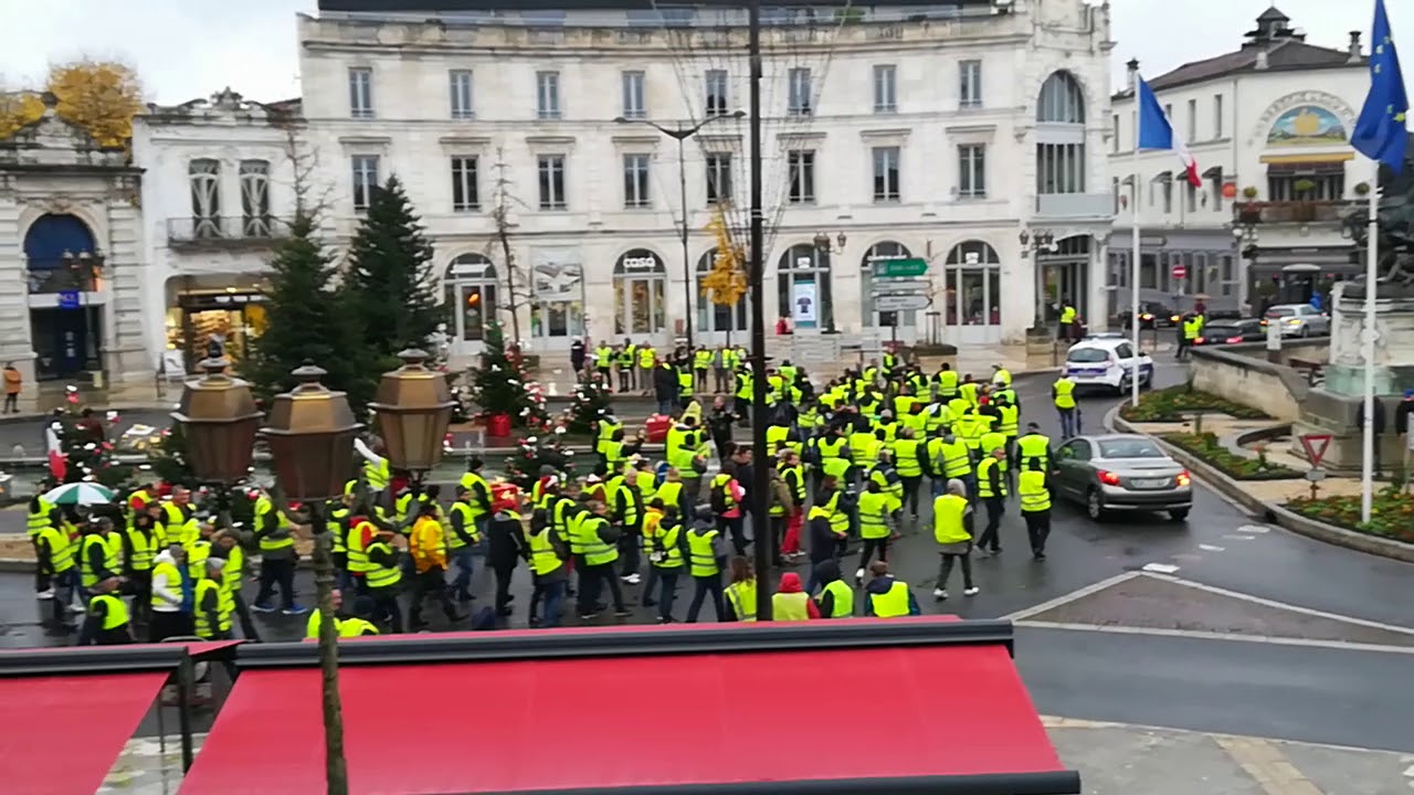 Cognac : les gilets jaunes défilent place François-Ier