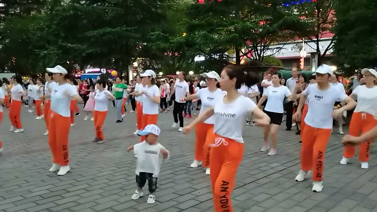 三岁宝宝跳的霸气 全场最亮的仔，太厉害了，跳的真嗨