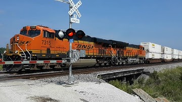 😎🎯 A Very Cool BNSF Double-Stack Pulling ONLY J.B. Hunt Containers!!👍🎯