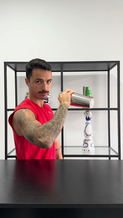 Master the one-hand shaker like a pro! 🎯 #bartender