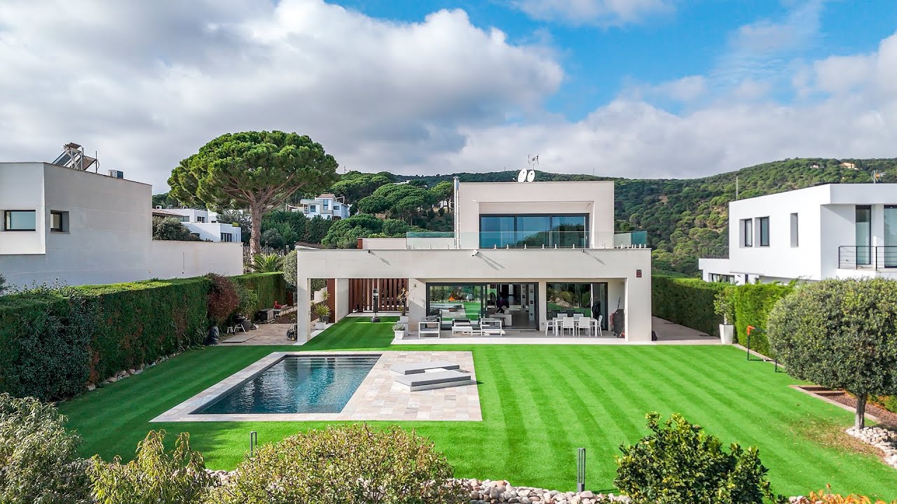Video tour — Luxury house with pool and spectacular panoramic views
