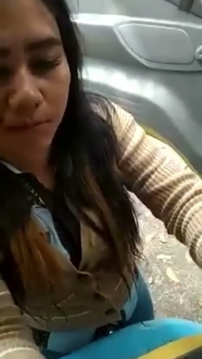 cewek ini menawarkan jualan rokok kepada sopir truk