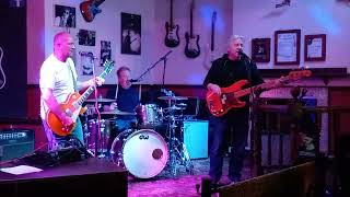 The house band does an awesome cover of Cutting crew! @LewisGale