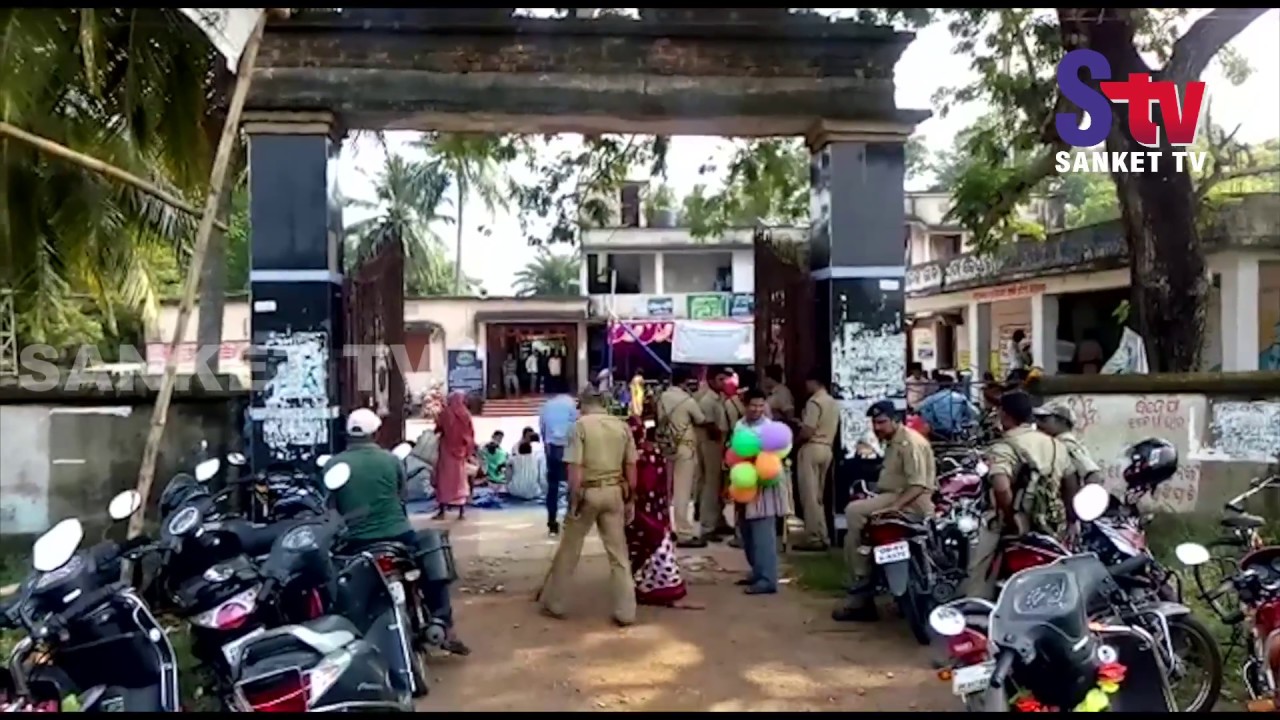 Odisha : Villagers oppose irregularities in issue of ration cards in Balasore | Sanket Tv