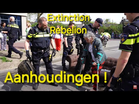 ?AANHOUDINGEN?Actievoerders Extinction Rebellion blokkeren weg ING-kantoor Leiden, Poitie XR