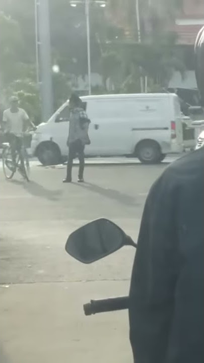 Viral,  Aksi Pak Ogah Lucu Di depan DPRD Kudus Bikin Ketawa Pengguna Jalan