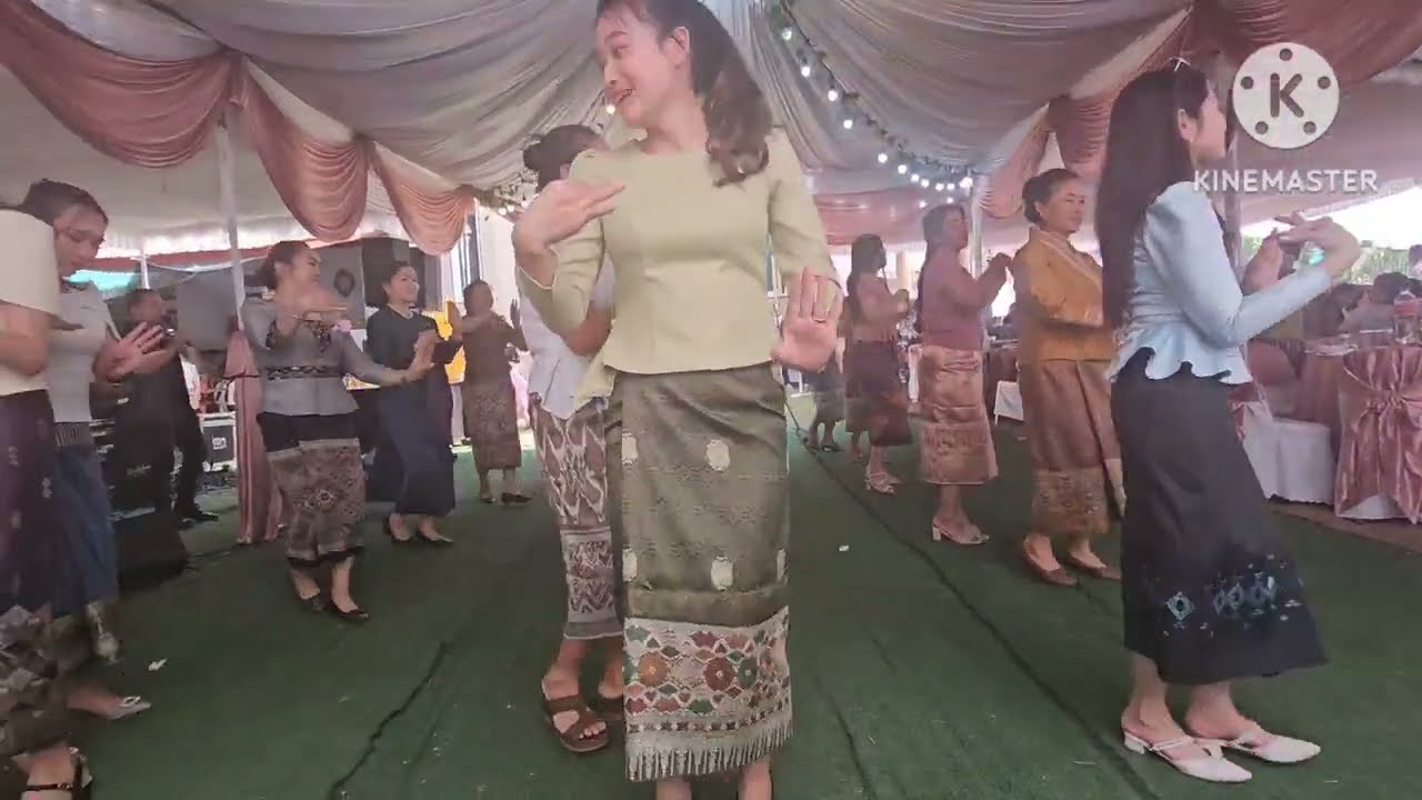 บรรยากาศฟ้อนงานแต่งแบบคนลาว