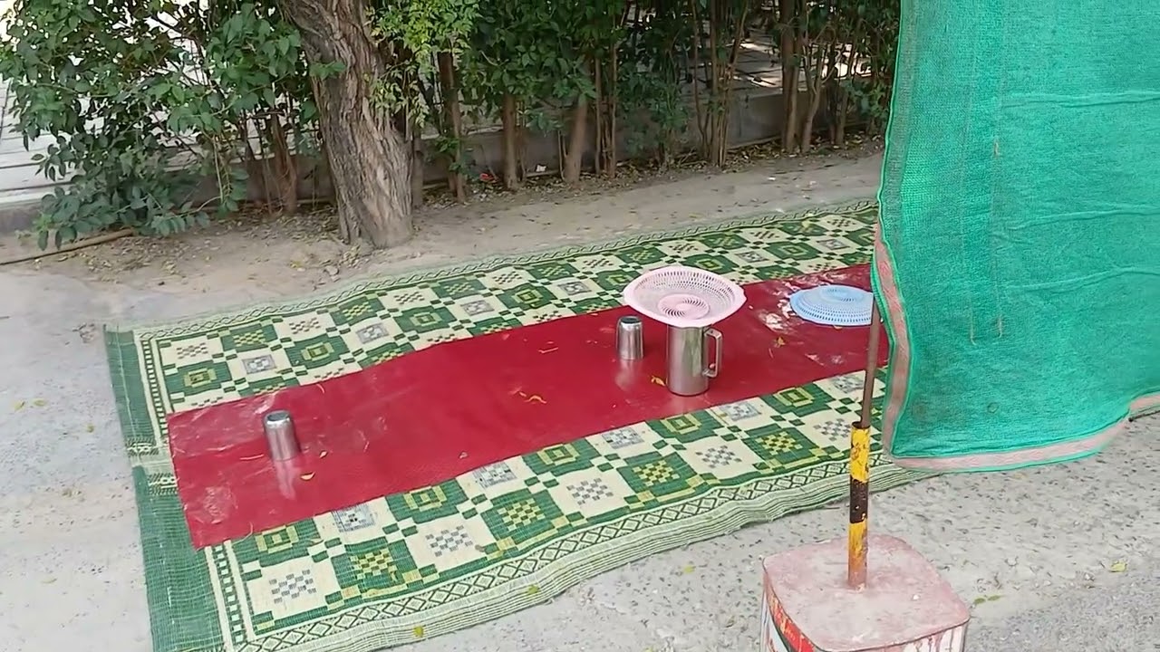 Open-air dining table on the street of Islamabad / Обеденный стол на открытом воздухe Исламабад