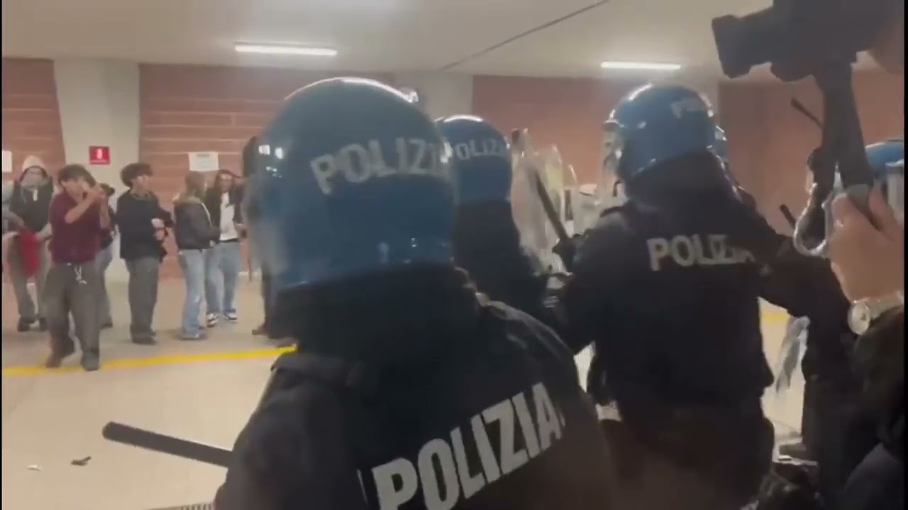 Corteo per il No Meloni Day a Torino, gruppo di manifestanti invade gli uffici di Città Metropoli...