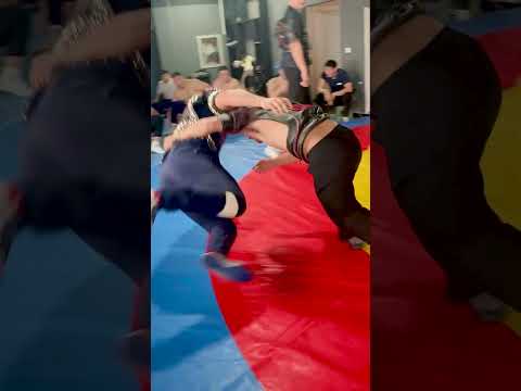 2025年4月11日下午 锡林浩特市搏克集训队里欢声笑语 队员们的训练热情高涨 本地地标最强165布仁吉日嘎拉挑战正蓝旗年轻强将其勒格尔 迅速出击 没等对方反应之前结束战斗 赢得队友们的喝彩 其实男