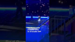 Bad Bunny sufrió una ligera caída  #BadBunny #México #TresPm #estadiognp #dbtmf