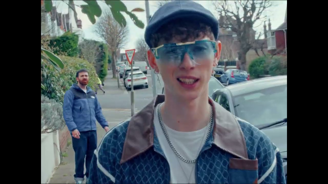 YouTube पर Kylo - Not in the Mood (Official Music Video) देखें