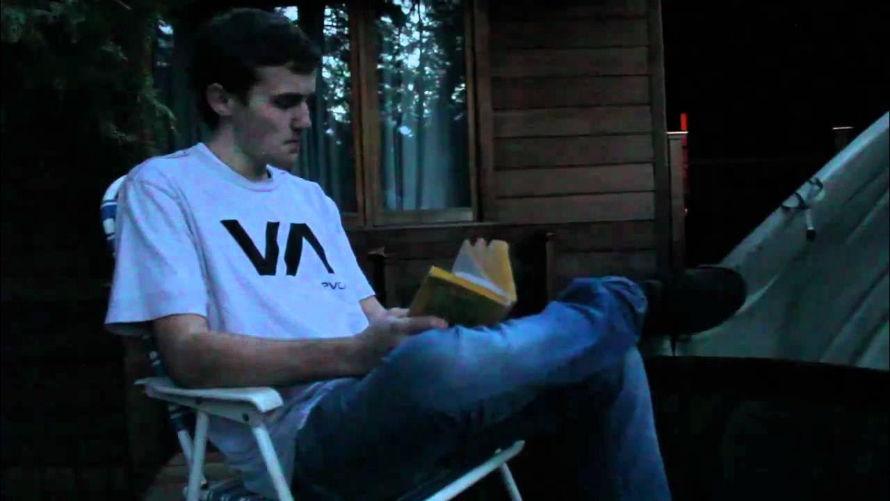 Американская улица из игры. I've been working on the railroad. Ive been living on the streets. Динамичный текстовой плакат. 7 days gif.