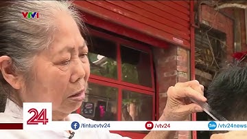 Cụ bà 80 tuổi với kỹ nghệ cắt tóc độc nhất Hà Nội | VTV24