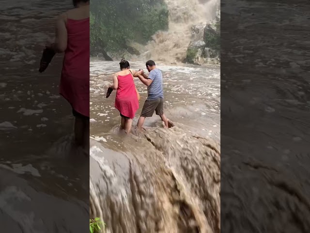 Shocking video: Tourists Rescued from Kempty fall| Mussoorie| Uttarakhand class=