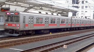 高津駅（DT09）を通過する東急2000系2003F（急行長津田行き）
