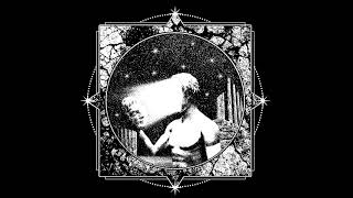 LA VOZ DEL VELO - Porcelana -
Doom Metal from Santiago (Chile)
- Porcelana
Support LA VOZ DEL VELO
https://lavozdelvelo.bandcamp.com/track/porcelana
https://www.facebook.com/profile.php?id=61587657197201
La voz del Velo nace como un espacio de exploración sonora y emocional, impulsado por la necesidad de dar forma a aquello que atraviesa la experiencia humana, desde lo más denso a lo más íntimo: el dolor, la transformación, la fragilidad y la belleza que habita incluso en lo más oscuro.
LYRICS
Con mirada oscura y tu ser perdido en la ilusión
Me quisiste ofrenda
Me viste débil y aval de dolor
Reúno mis restos
Descubro que aún puedo respirar
No fue sin sangre
Poder mirarme y de nuevo comenzar
En la desnudez del tiempo observo
El engaño que siempre brilló
La sonriente máscara sin alma
La mentira en danza que bailó
Como porcelana
En tus ojos nunca pude ver que hay detrás
Solo codicia
Tu amor prestado nunca fue verdad
En la desnudez del tiempo observo
El engaño que siempre brilló
La sonriente máscara sin alma
La mentira en danza que bailó
Pérfida ínfima
Pérfida ínfima
Póstuma póstuma
Póstuma póstuma
Vana vana
Vana vana
Vana vana
Ahhh…
Porcelana Máscara
Porcelana Máscara
Pérfida ínfima
Pérfida ínfima
Pérfida ínfima
Pérfida ínfima
Music and lyrics: Vanessa Igor
Vocals, Rhythm Guitar, Keyboards: Vanessa Igor
Bass: Eduardo Rojas
Drums: Andrés Henríquez
Guest guitar solos: Igor Leiva
Mixed, and mastered by Andrés Henríquez
Artwork: @mvddrak_atmospheric LA VOZ DEL VELO - Porcelana -