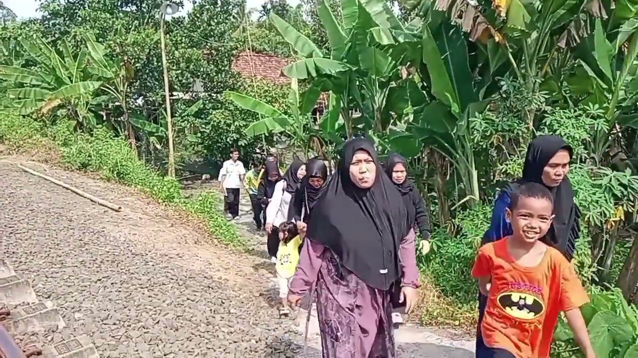 Bikin nangis !! Prosesi pemakaman anis siswi smp , diantar warga , guru dan teman teman sekolahnya