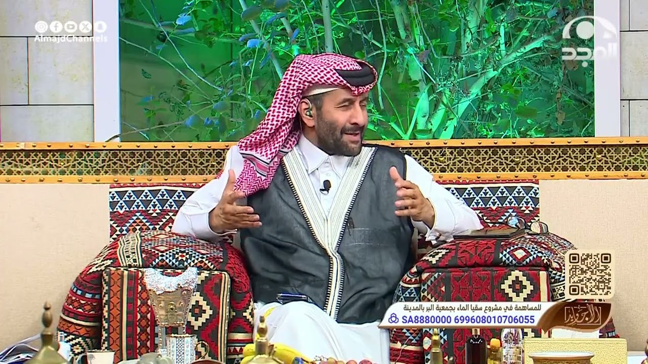 في مجلس الشيخ بن باز فدخلوا الناس على الغداء فجلس أحد الفقراء على الصحن الرئيسي فكانت هذه ردة الفعل!