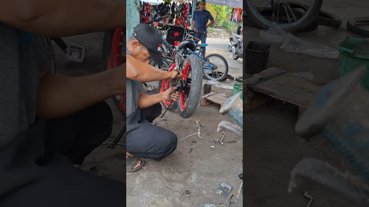 Proses mengencangkan ban sepeda