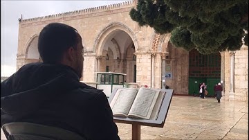 شاب يتلو القرآن الكريم في باحات المسجد الأقصى أثناء اقتحامات المستوطنين