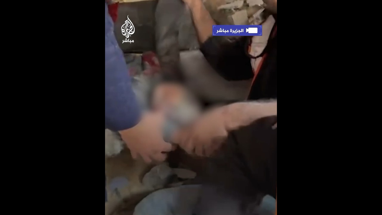 انتشال جثمان طفلة استشهدت جراء قصف إسرائيلي استهدف منزلًا لعائلة "قنن" في دير البلح
