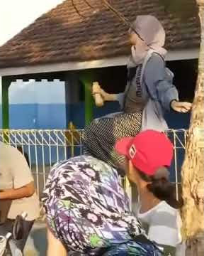 #viral #trending #storywa lagu haning - Viral gadis joget lagu haning di atas pagar