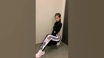 Poses Inspired By Jennie Blackpink Who S Next Jenniekim Jennierubyjane Blackpink Pose 