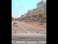 ھەڵەی کامیان بوو؟ ماتۆڕێک بە خێراییەکی زۆر خۆی بە ئۆتۆمبێلێکدا دەکێشت