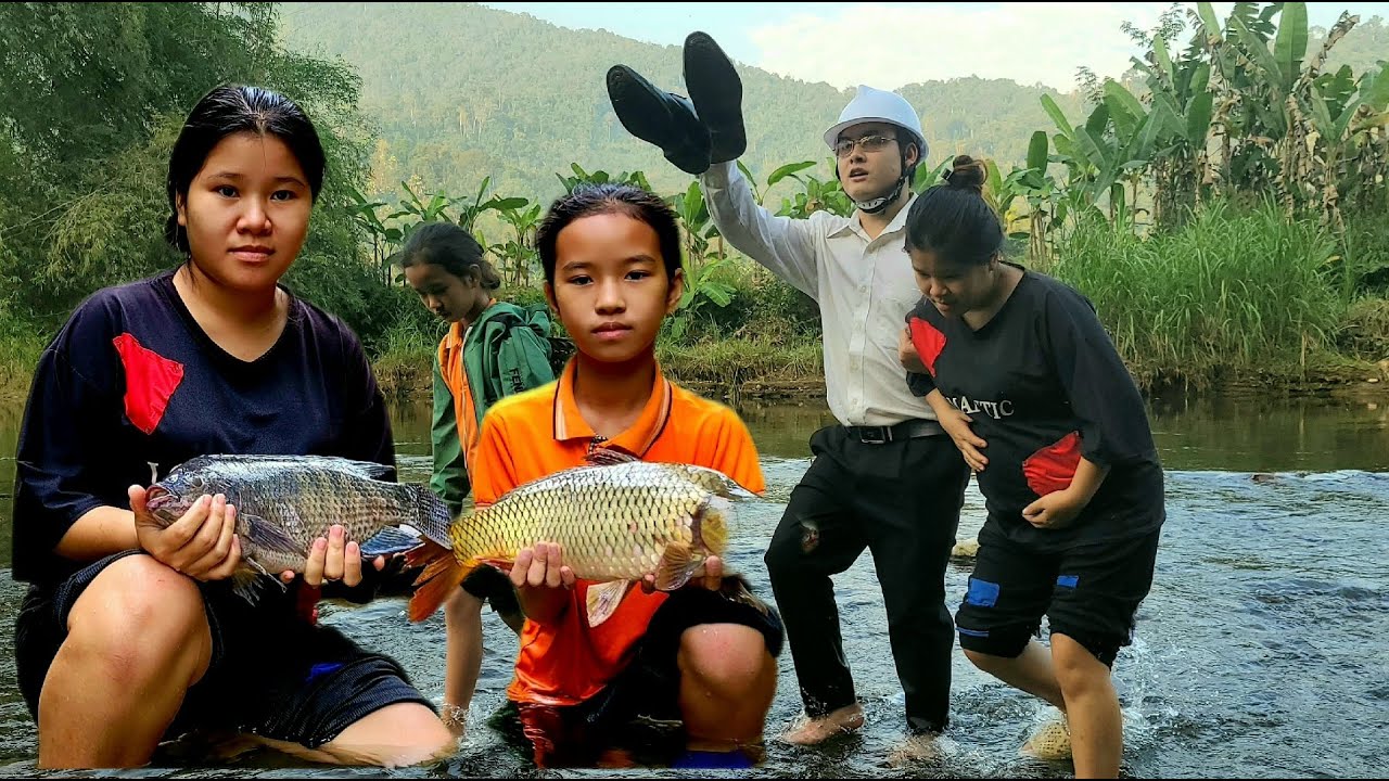 17 year old single mother and poor girl catch fish to sell - YouTube