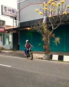 cb wheelie dengan pacarnya sampe teriak' ngakak Story-WA😂