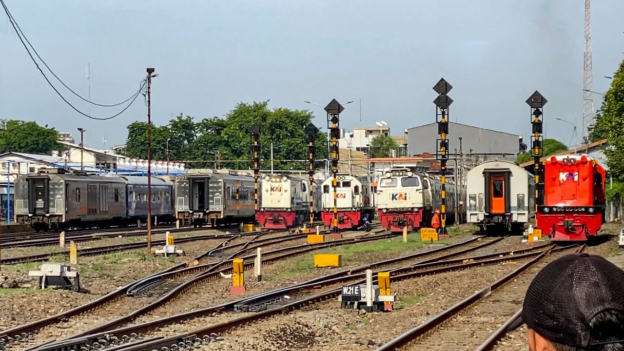 RAMAINYA AKTIVITAS PAGI KERETA DI STASIUN SURABAYA KOTA