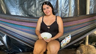 Jasmin Disfrutando De Unos Jocotes De Invierno