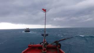 Nelayan cantrang tegal gandeng melawan ombak