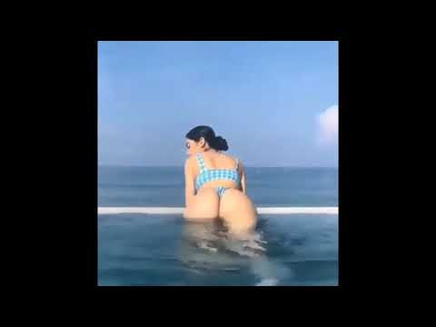 Bollywood Actress Jhanvi Kapoor shake her ass with bikini