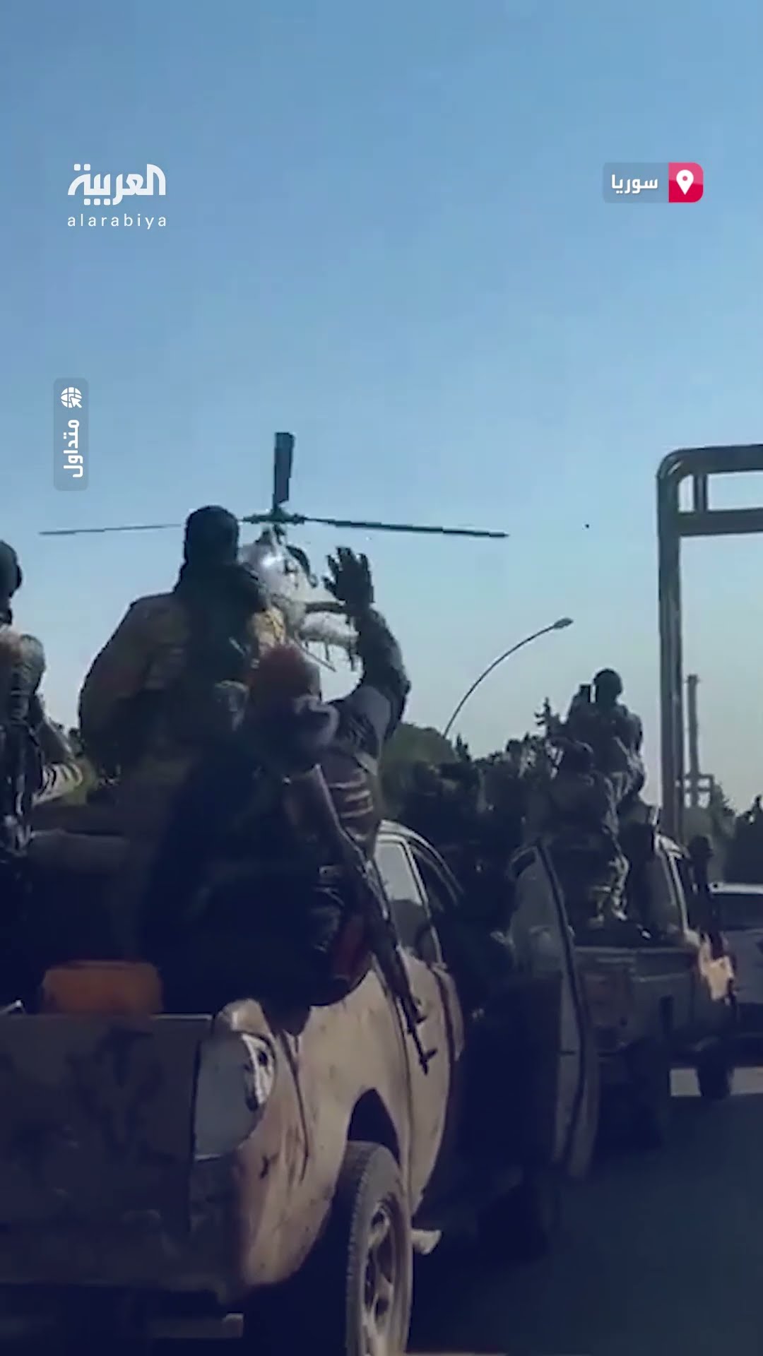 طيار سوري يمر بمروحيته من تحت أسلاك الكهرباء ضمن حملة أمنية لملاحقة فلول نظام الأسد في طرطوس