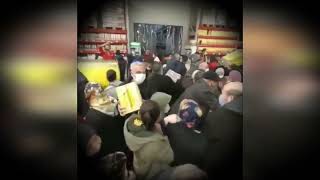 İnsanlar Sıvıyağı Kapışıyor. Tenekeleri Alan Çıkıyor.. Trajikomik... (Sesli̇ Montaj)